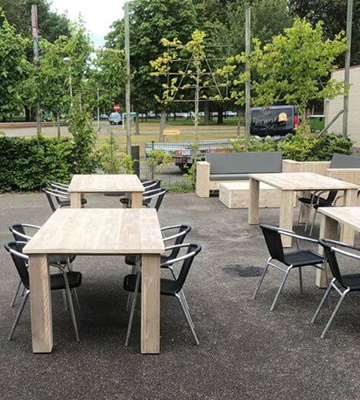 Steigerhouten-tafels-voor-horecaterras