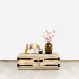 Steigerhouten salontafel Balta met deuren en zwart beslag