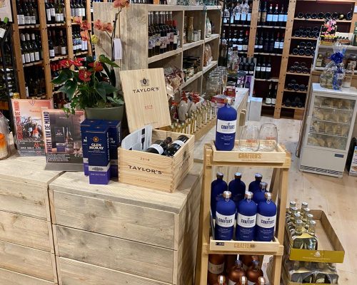 Inrichting winkel met steigerhouten kasten Inrichting winkel met steigerhouten kasten