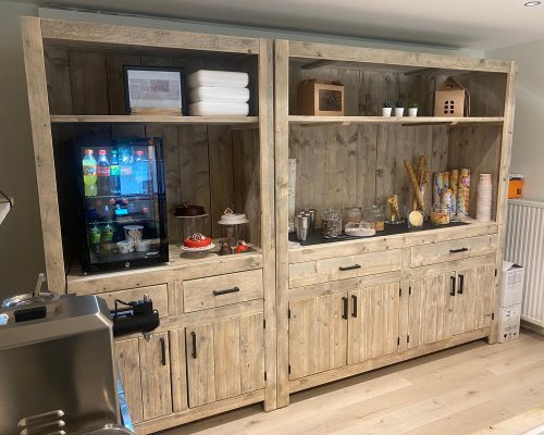 Kast van steigerhout voor ijssalon Kast van steigerhout voor ijssalon