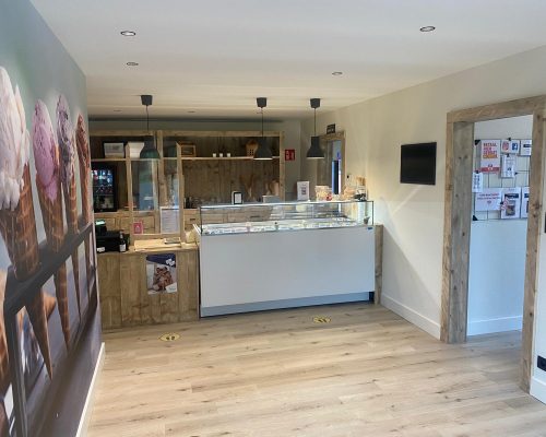 Steigerhouten kast voor ijssalon Steigerhouten kast voor ijssalon