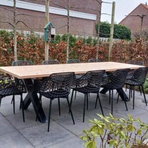 Douglashouten tuintafel Hamer met industriele X poten