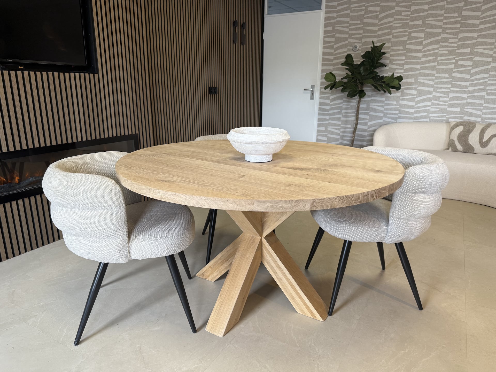 Eikenhouten tafel Trego met houten matrixpoot