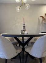 Ronde eikenhouten tafel Byro met stalen poot