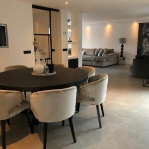 Ronde eikenhouten tafel Byro met stalen poot