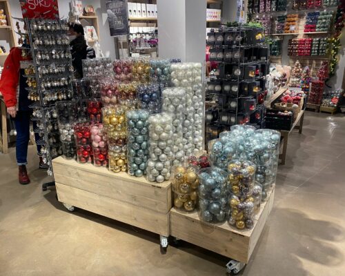 Industriele steigerhouten tafels voor winkel op wielen Industriele steigerhouten tafels voor winkel op wielen