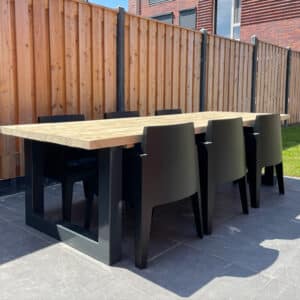 Steigerhouten tuintafel Malta met stalen U poten