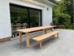 Douglas tafel Hugo met schuine houten poten