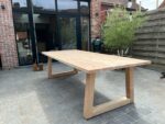 Douglashouten tafel Gabe met trapeze poten