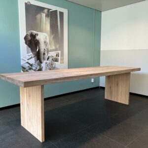 Eikenhouten tafel met houten poten Aren