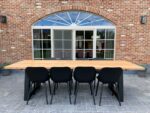 Tuintafel Oscar douglashout met stalen trapezium poten