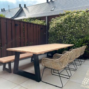Tuintafel Oscar douglashout met stalen trapezium poten
