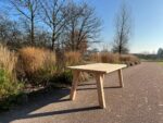 Douglas tafel Hugo met schuine houten poten