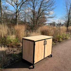 Douglashouten buitenkeuken Mooze met industrieel frame en deuren