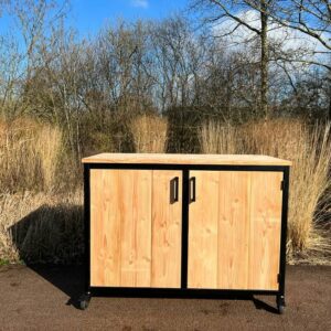 Douglashouten buitenkeuken Mooze met industrieel frame en deuren