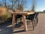 Douglas tafel Hugo met schuine houten poten