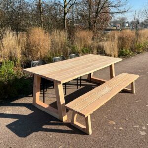 Tuintafel Jidde met trapeze poten douglashout