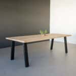 Industriele eiken eettafel Ziva met schuine stalen poten