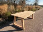 Douglashouten tafel Gabe met trapeze poten