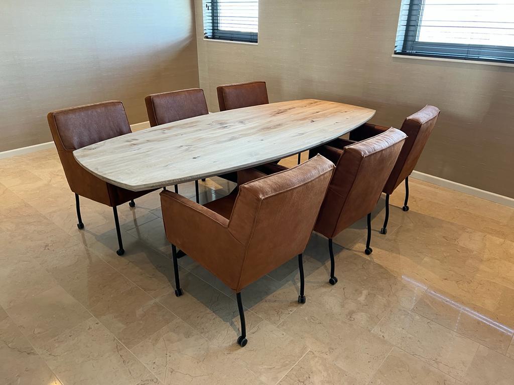 Deens ovale eikenhouten eettafel Ted met matrixpoot