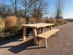 Douglas tafel Hugo met schuine houten poten