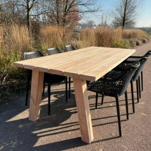 Douglas tafel Hugo met schuine houten poten