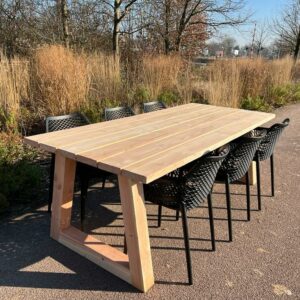 Tuintafel Jidde met trapeze poten douglashout