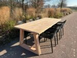 Douglashouten tafel Gabe met trapeze poten