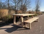 Douglashouten tafel Gabe met trapeze poten