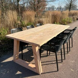 Douglashouten tafel Gabe met trapeze poten