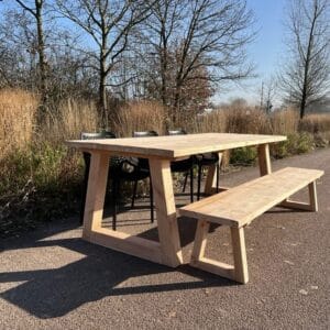 Douglashouten tafel Gabe met trapeze poten