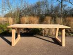 Douglashouten tafel Gabe met trapeze poten