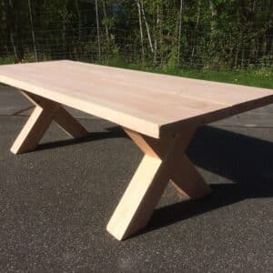 Douglashouten tafel met kruispoten Fleur