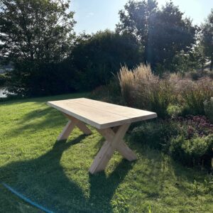 Douglashouten tafel met kruispoten Fleur