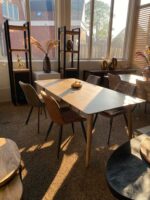 Eettafel Dente mangohout met ronde poten en deens ovaal blad