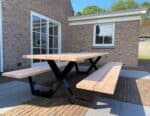Douglashouten picknicktafel Eupen met kieren en stalen X poten