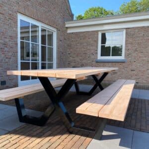 Douglashouten picknicktafel Eupen met kieren en stalen X poten