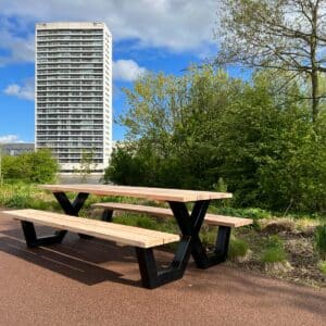 Douglashouten picknicktafel Eupen met stalen X poten