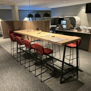 Eikenhouten statafel Daisy met stalen frame