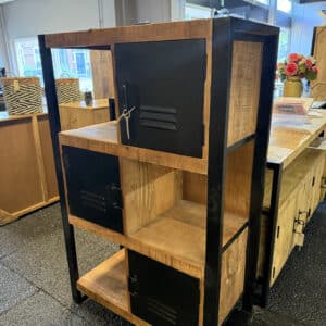 Mangohouten kast Potan met zwarte deuren