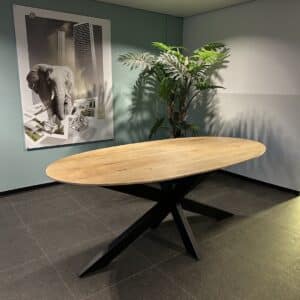 Mangohouten ovale tafel Haan met verjongde rand en spinpoot