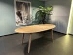 Mangohouten ovale tafel Emide met verjongde rand