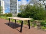 Douglashouten tuintafel Ronse met schuine stalen poten