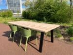 Douglashouten tuintafel Ronse met schuine stalen poten