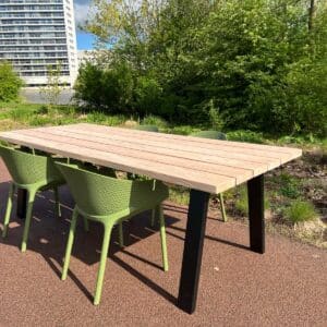 Douglashouten tuintafel Ronse met schuine stalen poten