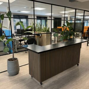 Eikenhouten toonbank Victoria met akoestische panelen