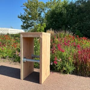 Douglashouten barkruk Henk met steigerbuis