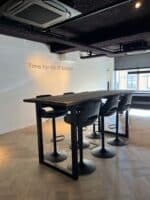 Douglas houten statafel Pleun met stalen U poten