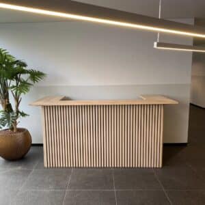 Eikenhouten toonbank Elodie met akoestische panelen