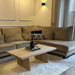 Eikenhouten salontafel Merel met organische vorm poten